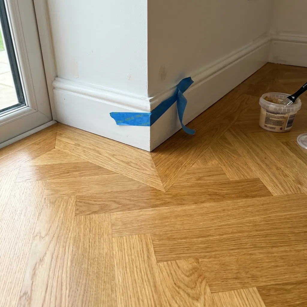 Detail rand parket bij muur