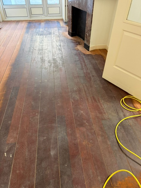Versleten houten vloer voor renovatie